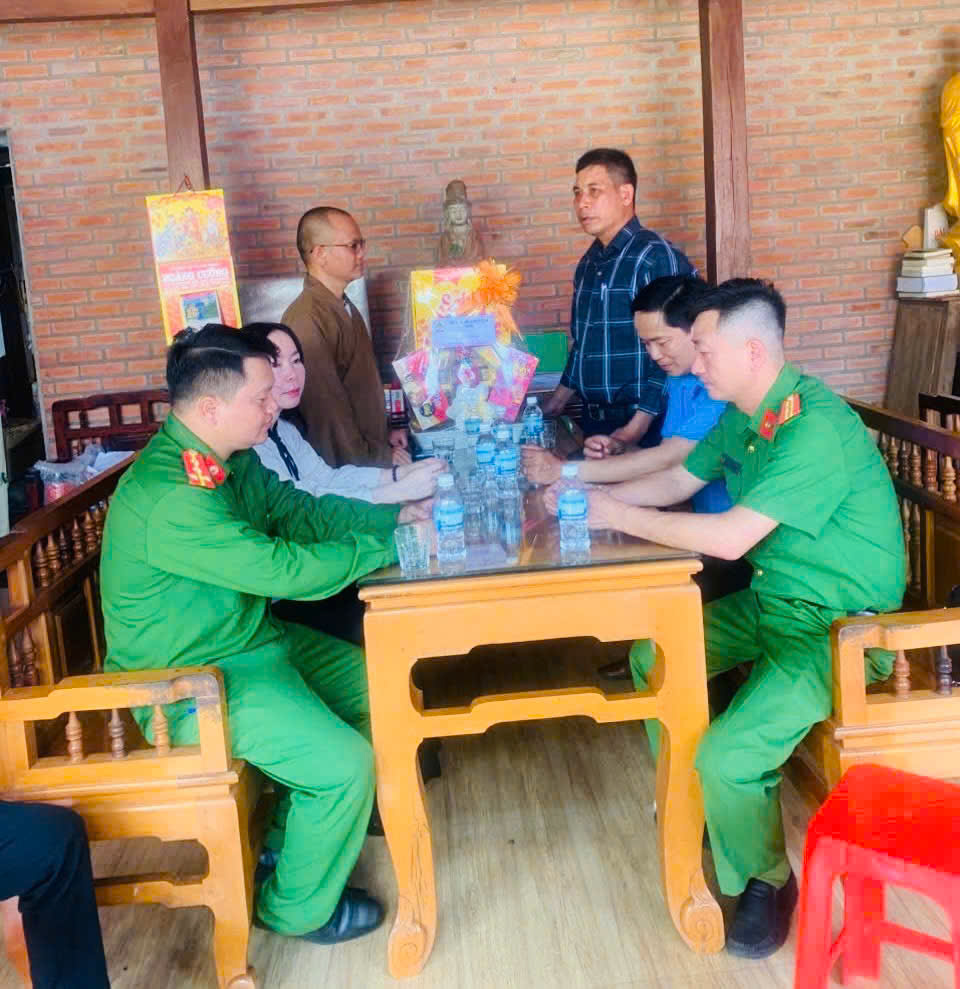 Đảng ủy, HĐND, UBND, UBMTTQ xã Ea Sol Đến thăm và tặng quà Chùa Huệ Nghiêm và Chùa Linh Ứng xã Nhân dịp Đại lễ Phật Đản năm 2025.